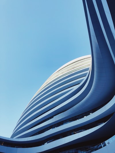 Blue sky high-rise building under the condition of low Angle shots
